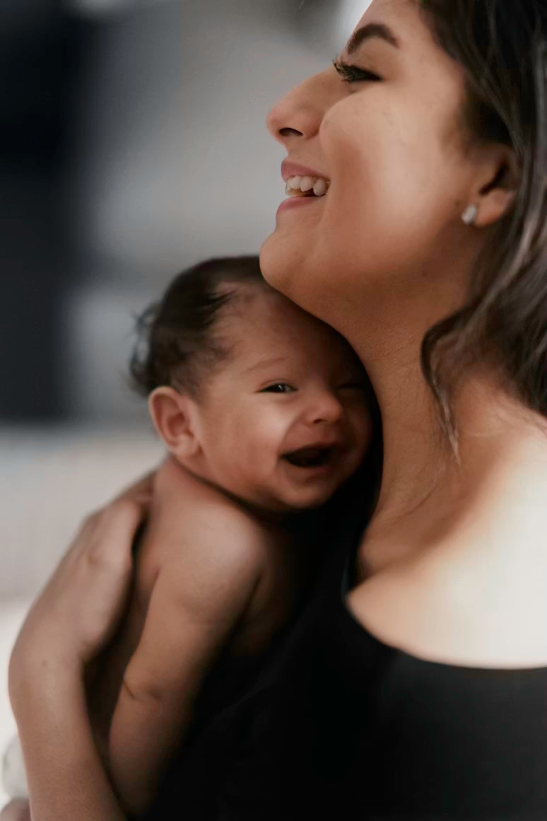 Moeder houdt haar pasgeboren baby innig vast
